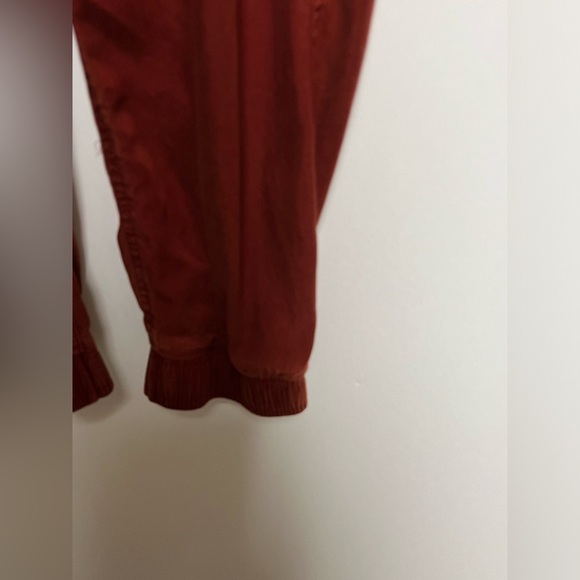 “SO” HIGH RISE UTILITY JOGGERS. SIZE M. RUST COLOR - Picture 7 of 8